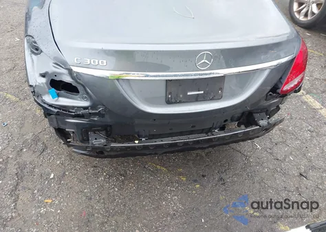 2018 Mercedes-Benz C 300 z USA, uszkodzony, nr VIN 55SWF4JB4JU275114